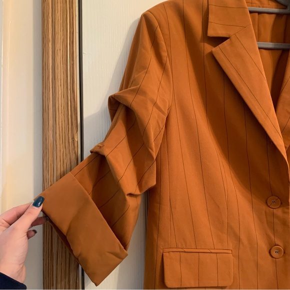 Perfect fall pinstripe 3/4 cinched sleeve single breasted blazer - Picture 6 of 11